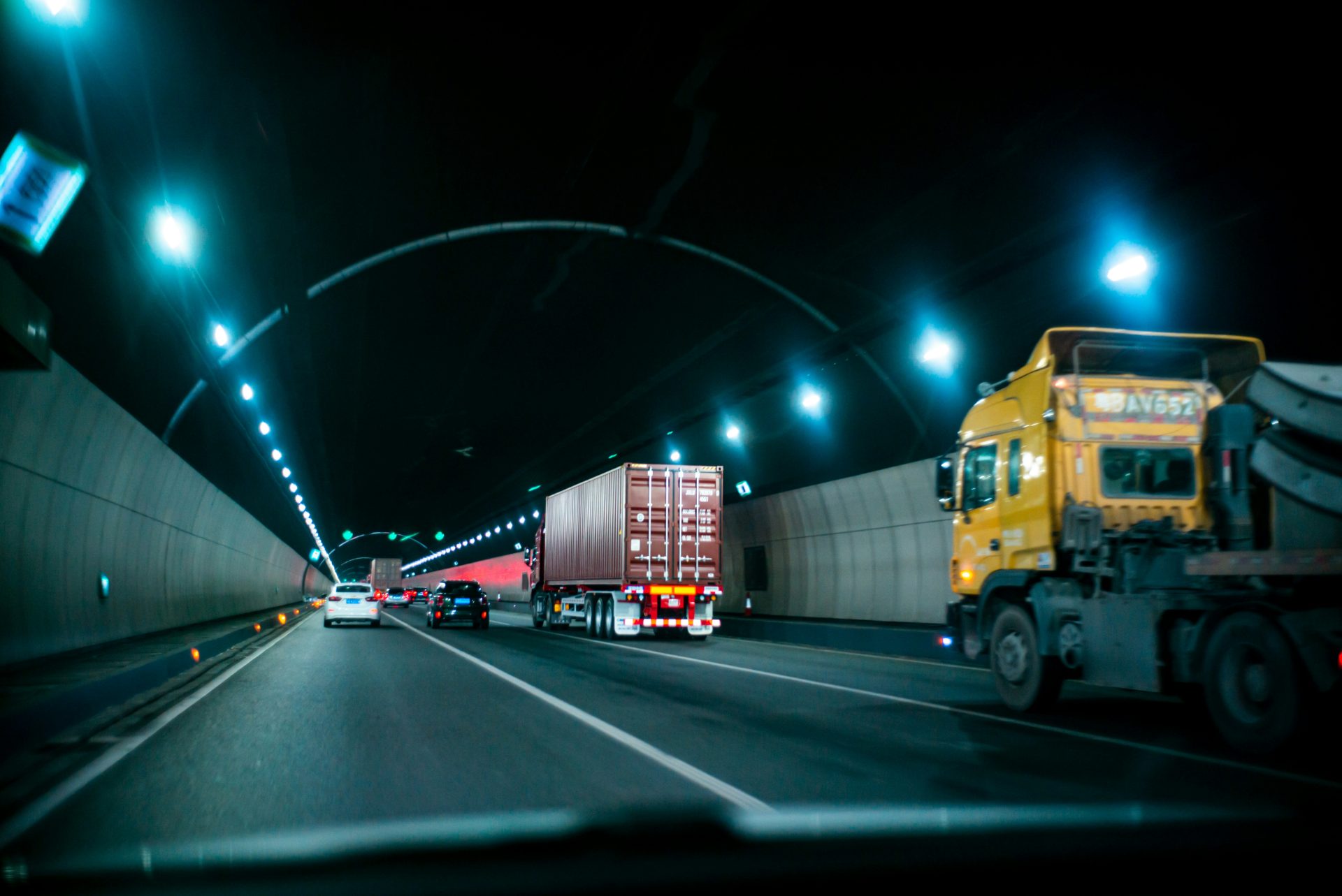 camion jaune sur la route pendant la nuit