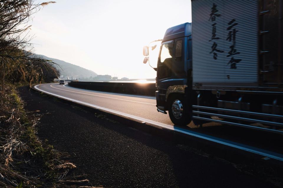 Camion roulant sur une route sinueuse