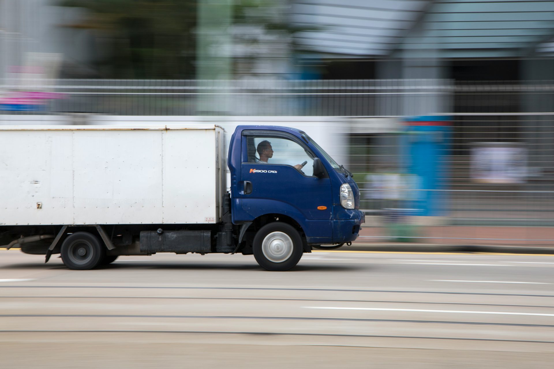 camionnette bleue et blanche sur la route pendant la journée