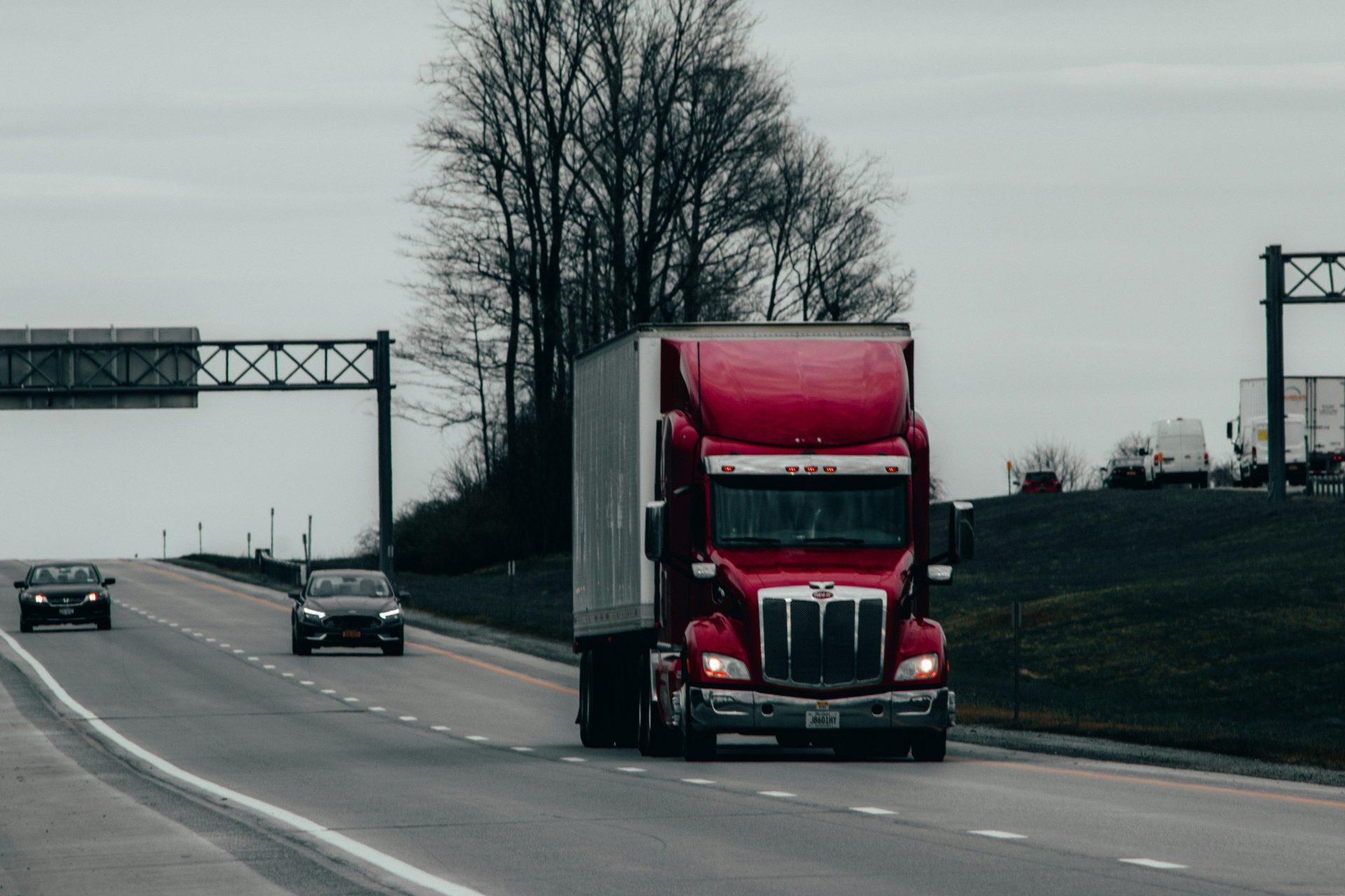 camion rouge et blanc sur la route pendant la journée